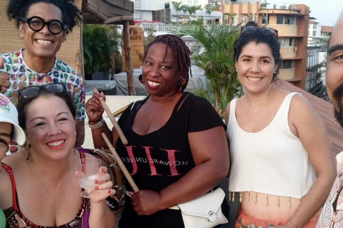 un groupe de personnes posant pour une photo