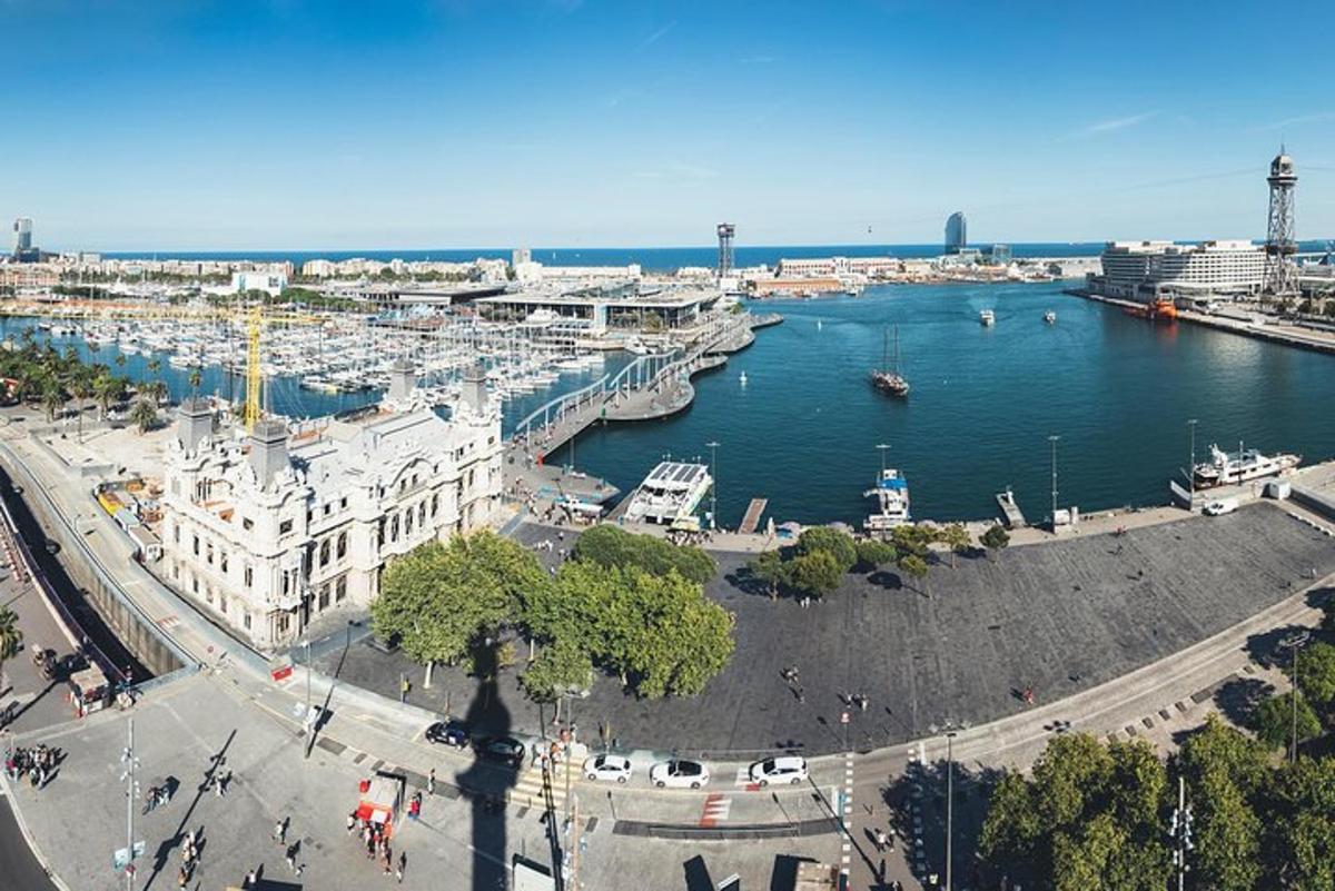 uma vista de um porto com barcos na água