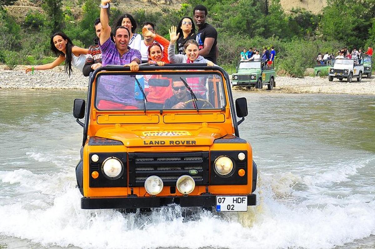 một nhóm người đi xe jeep trên mặt nước