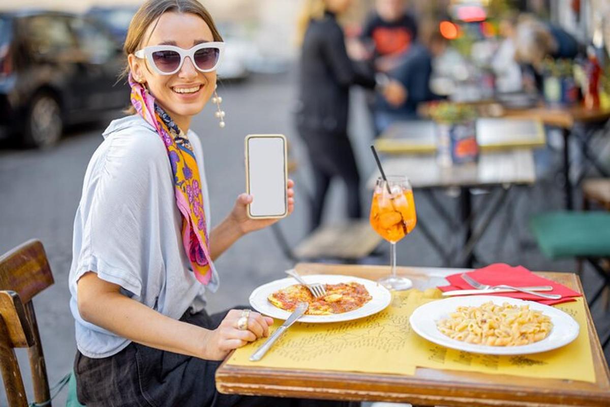 una donna seduta a un tavolo con piatti di cibo