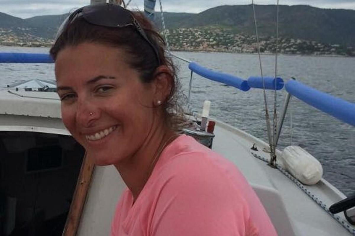 een vrouw zittend op een boot in het water