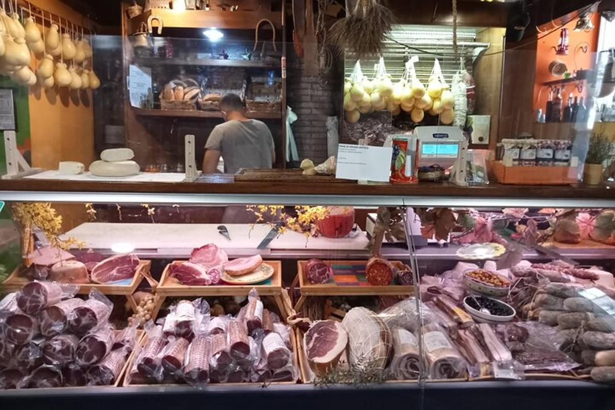 un uomo in piedi dietro un bancone in una macelleria