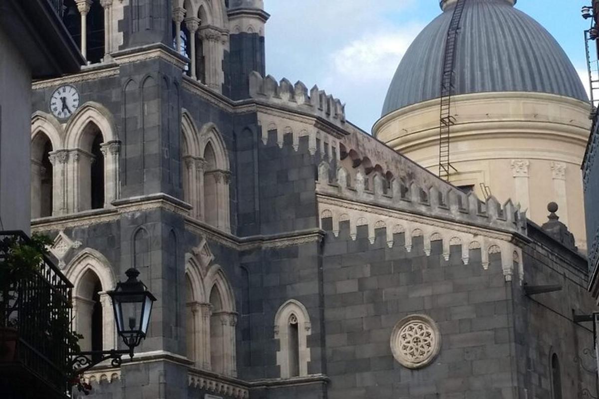 un edificio con un orologio su un lato