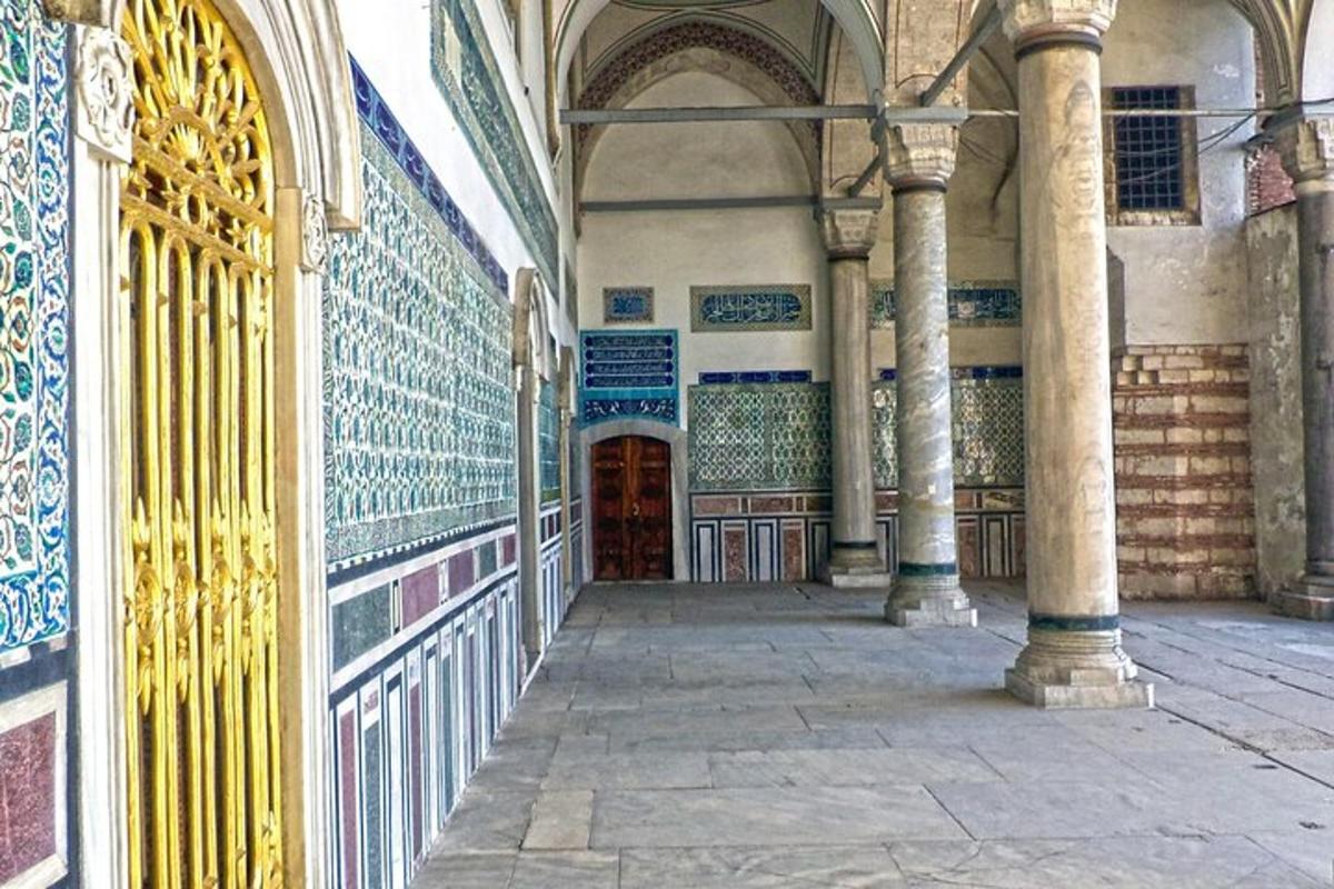 μια είσοδος σε ένα κτίριο με μια κίτρινη πύλη