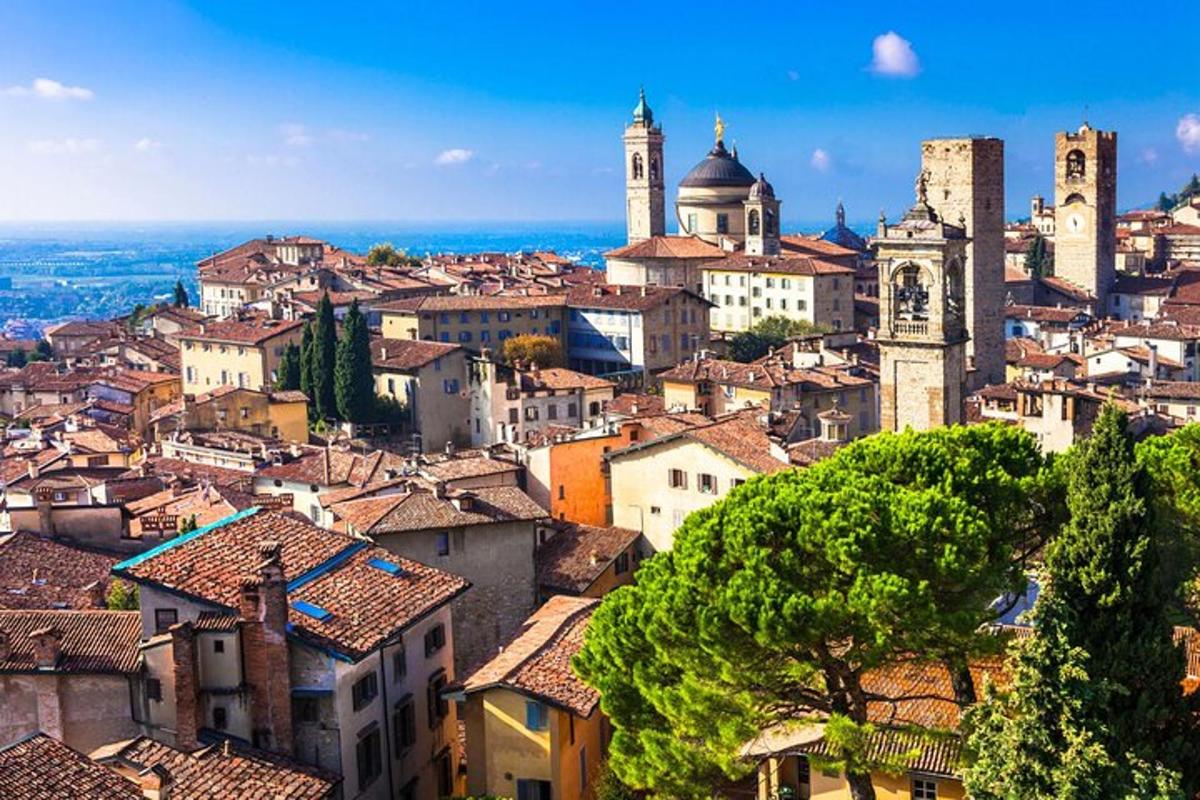 una vista di una città con tetti ed edifici