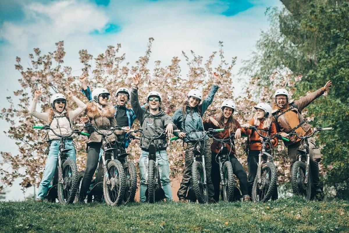 група людей на велосипедах позують для фотографії