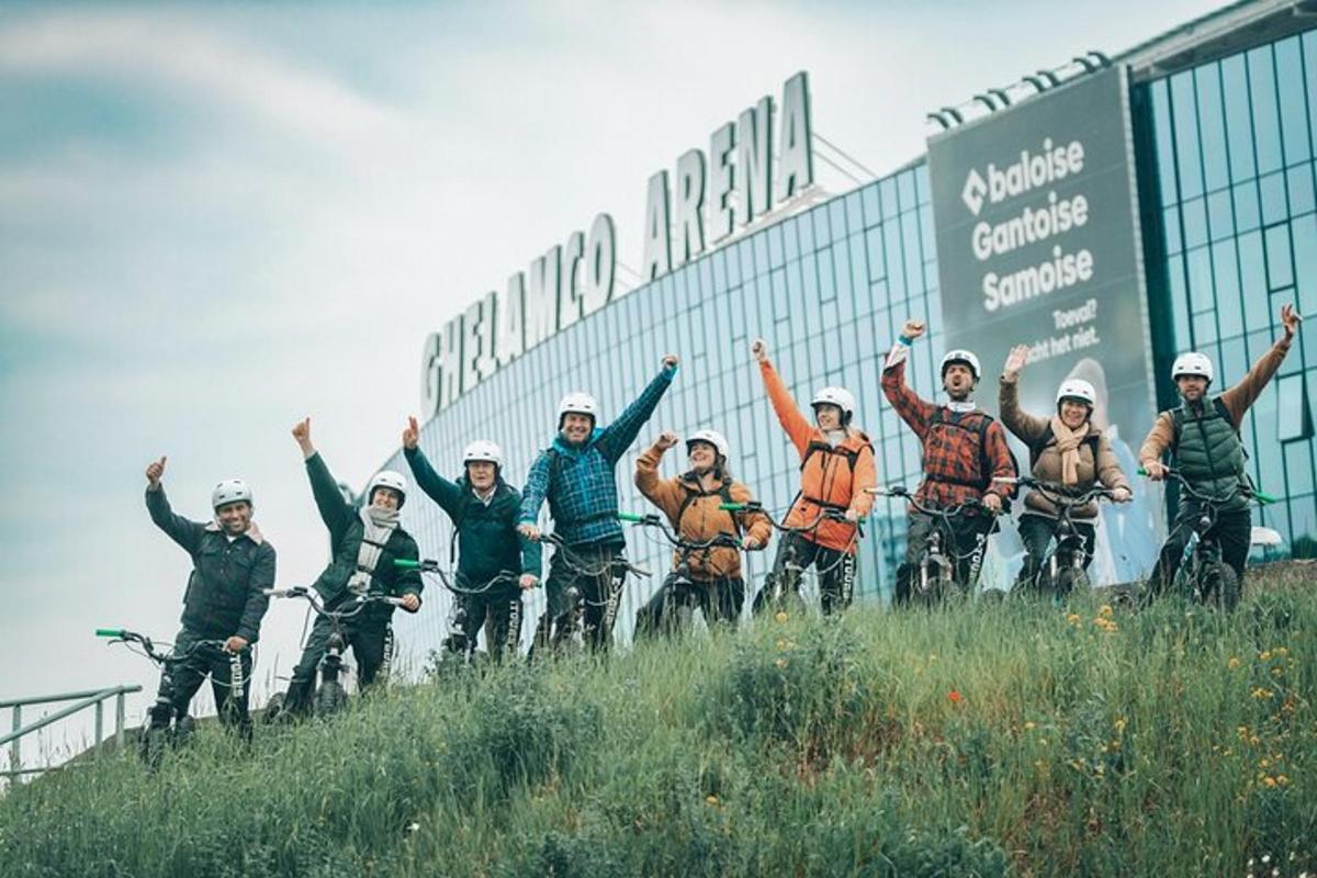 група людей, що стоять на пагорбі з піднятими руками