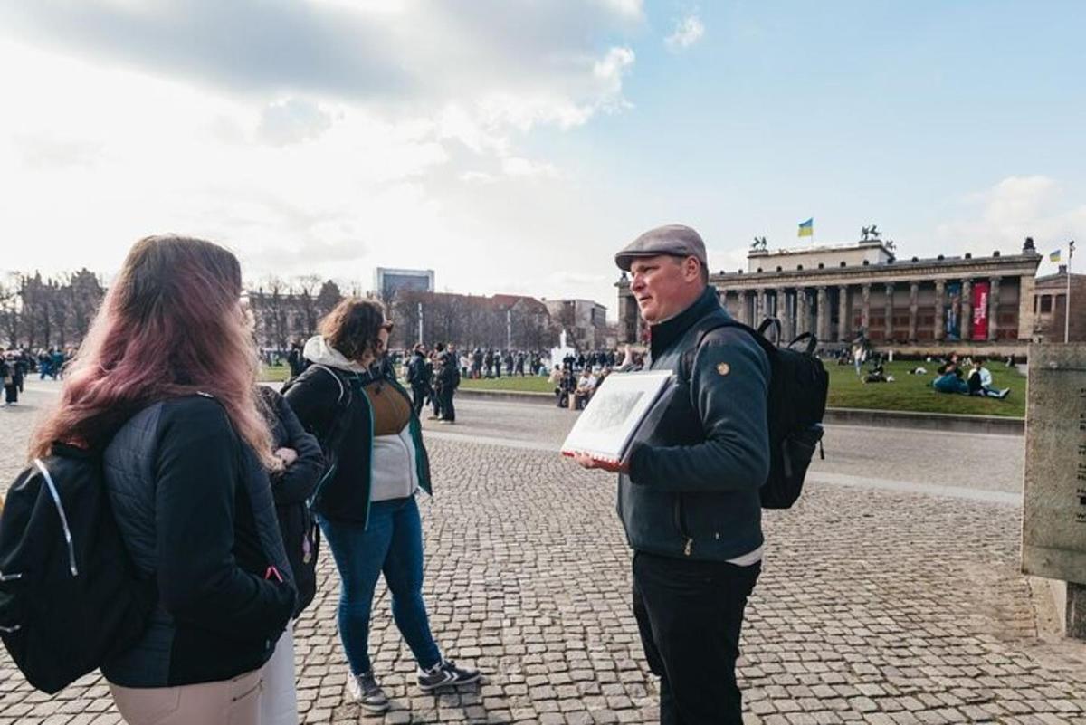 un gruppo di persone in piedi su una strada