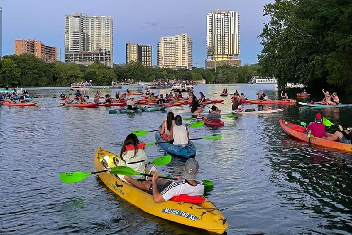 un grup de persones en caiacs en un llac