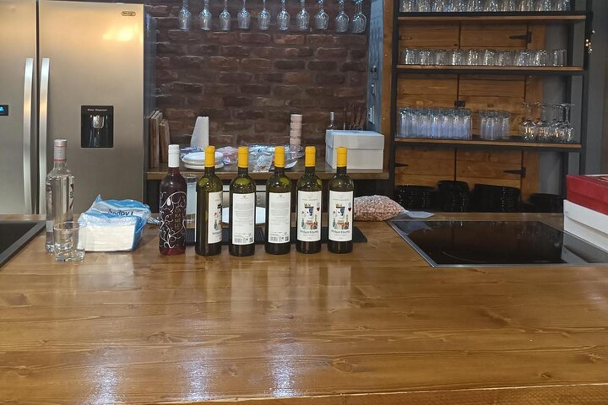 바에 놓인 와인병 모음