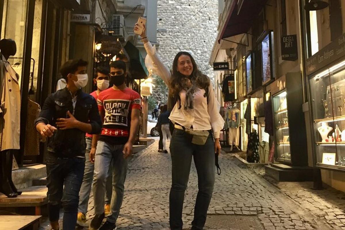 una donna che alza la mano mentre cammina per strada