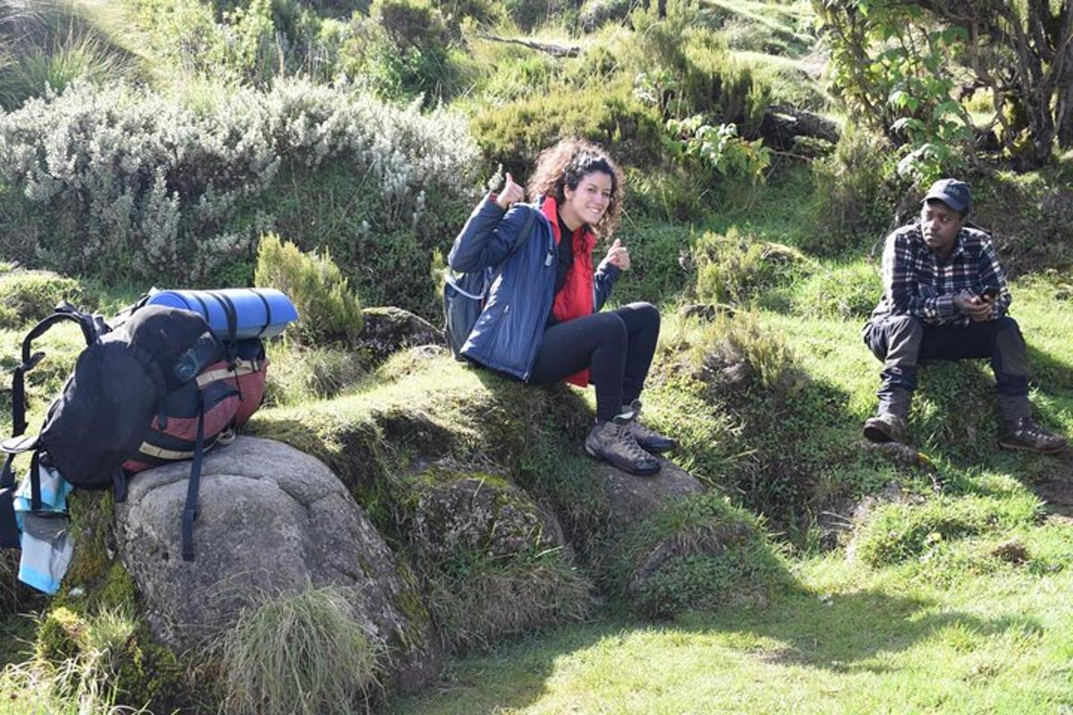dua orang duduk di atas batu