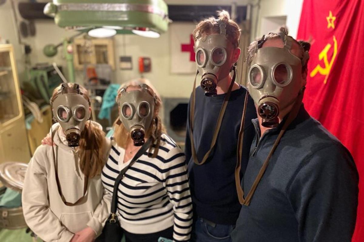 drie mensen met gasmaskers in een ziekenhuiskamer
