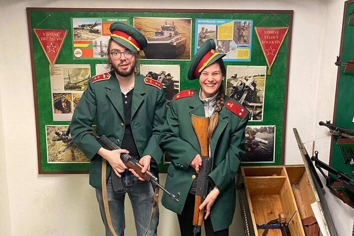 un home i una dona vestits amb uniformes verds