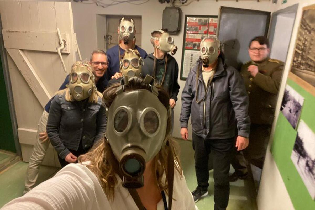 grupp inimesi, kes kannavad gaasimaske toas