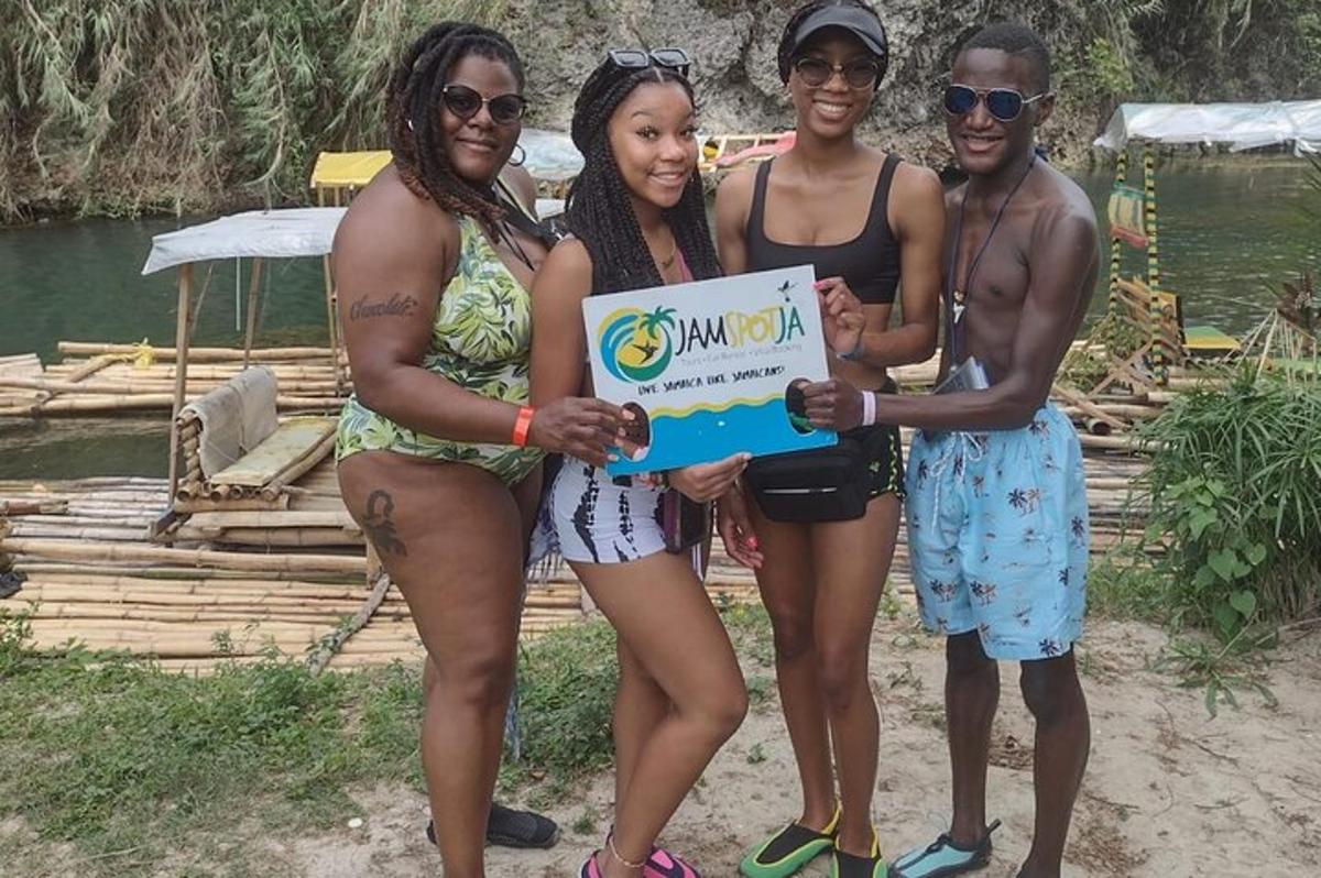 sekumpulan tiga wanita memegang papan tanda di pantai