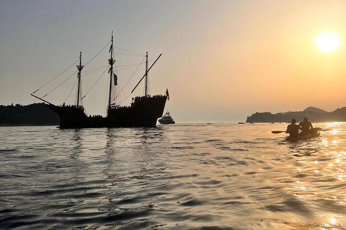 due persone su una barca in acqua con una nave
