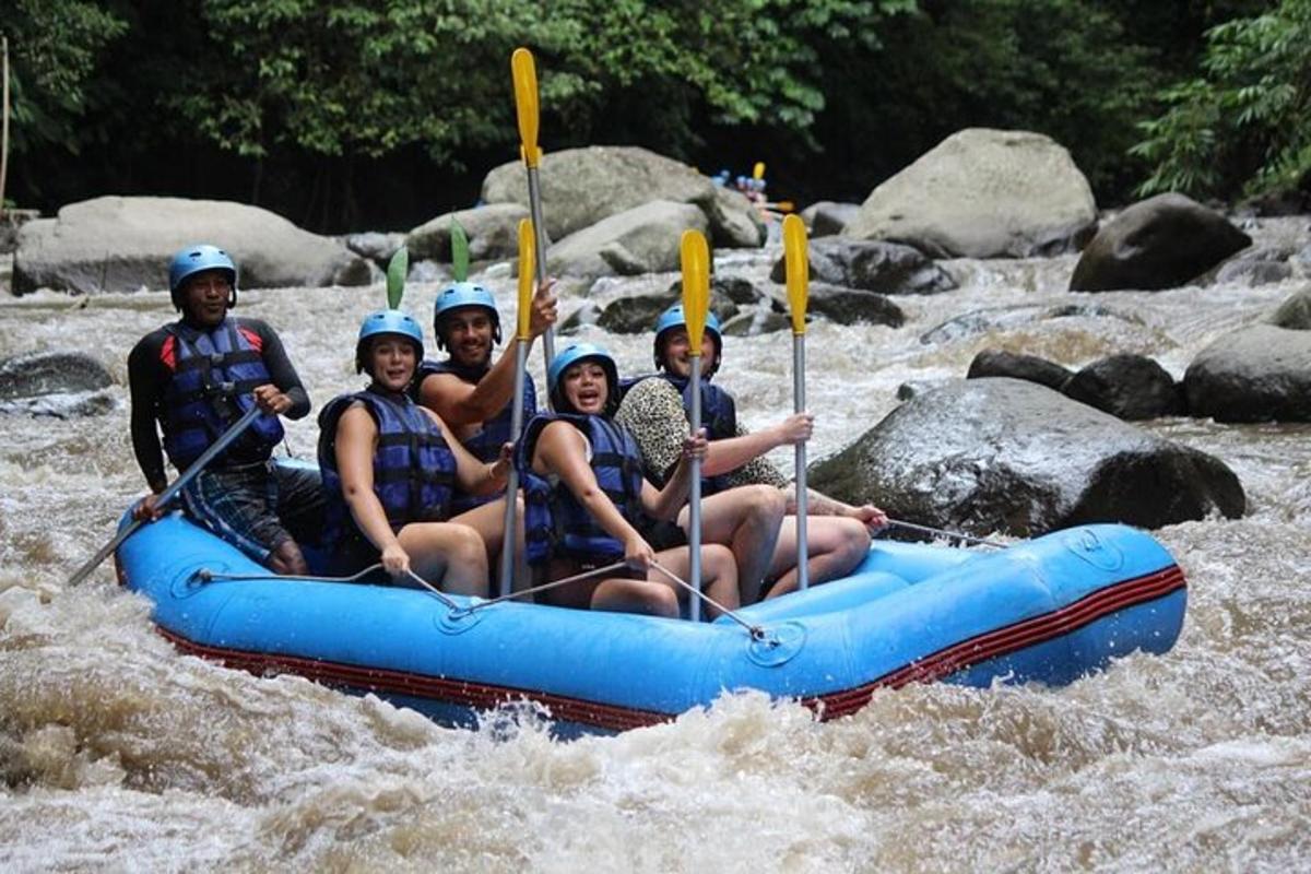 eine Gruppe von Menschen in einem Floß in einem Fluss
