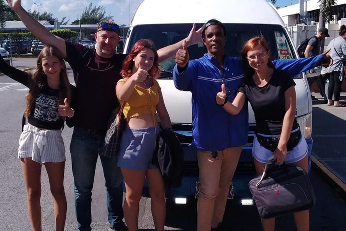 un gruppo di persone in piedi davanti a un furgone