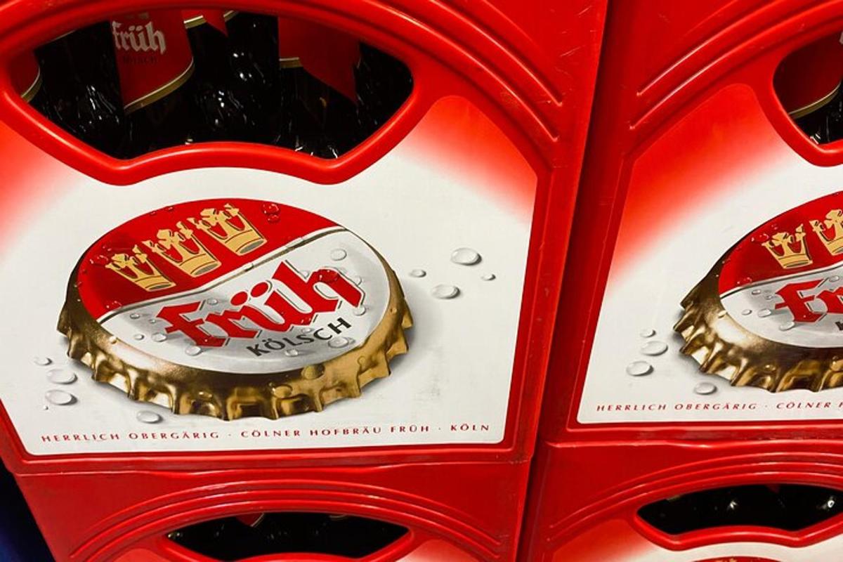 červenobílý automat plný jídla