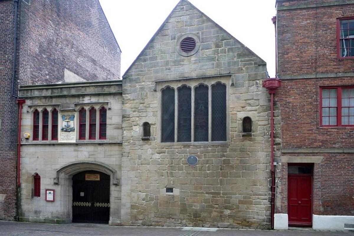 en gammel steinkirke med en stor murbygning