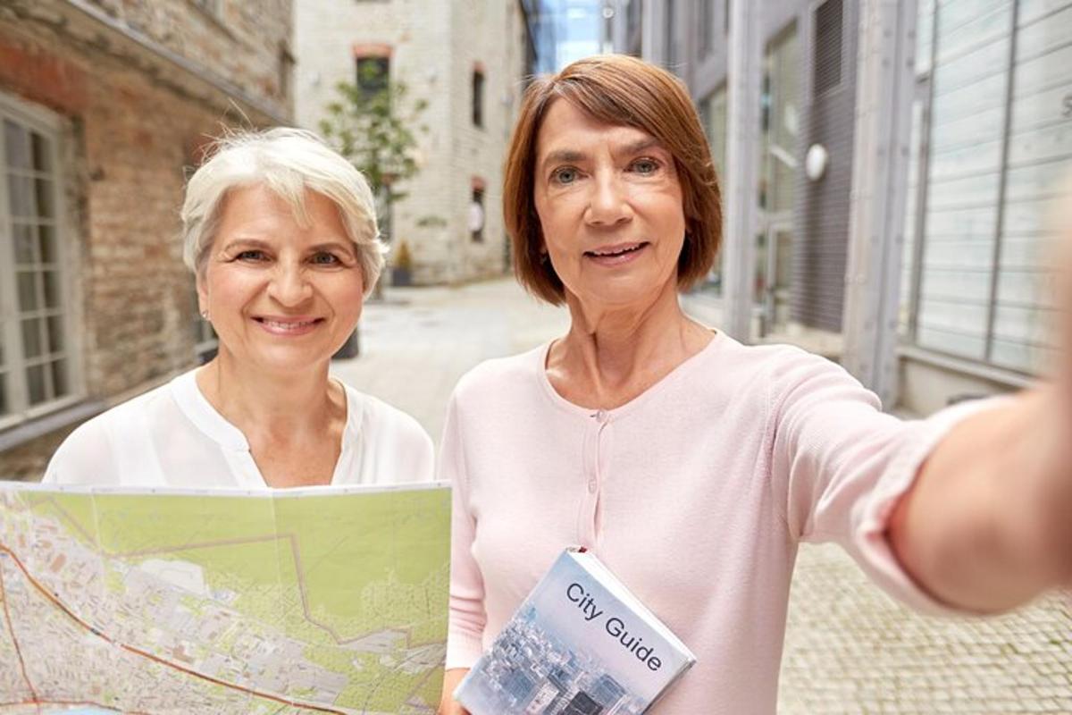 due donne anziane in piedi una accanto all'altra che tengono una mappa