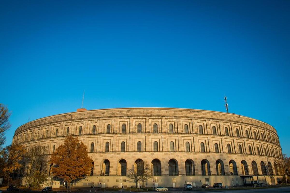 un gran edifici rodó amb un cel blau al fons