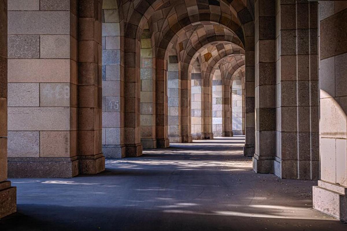 un corridoio vuoto di un edificio con archi