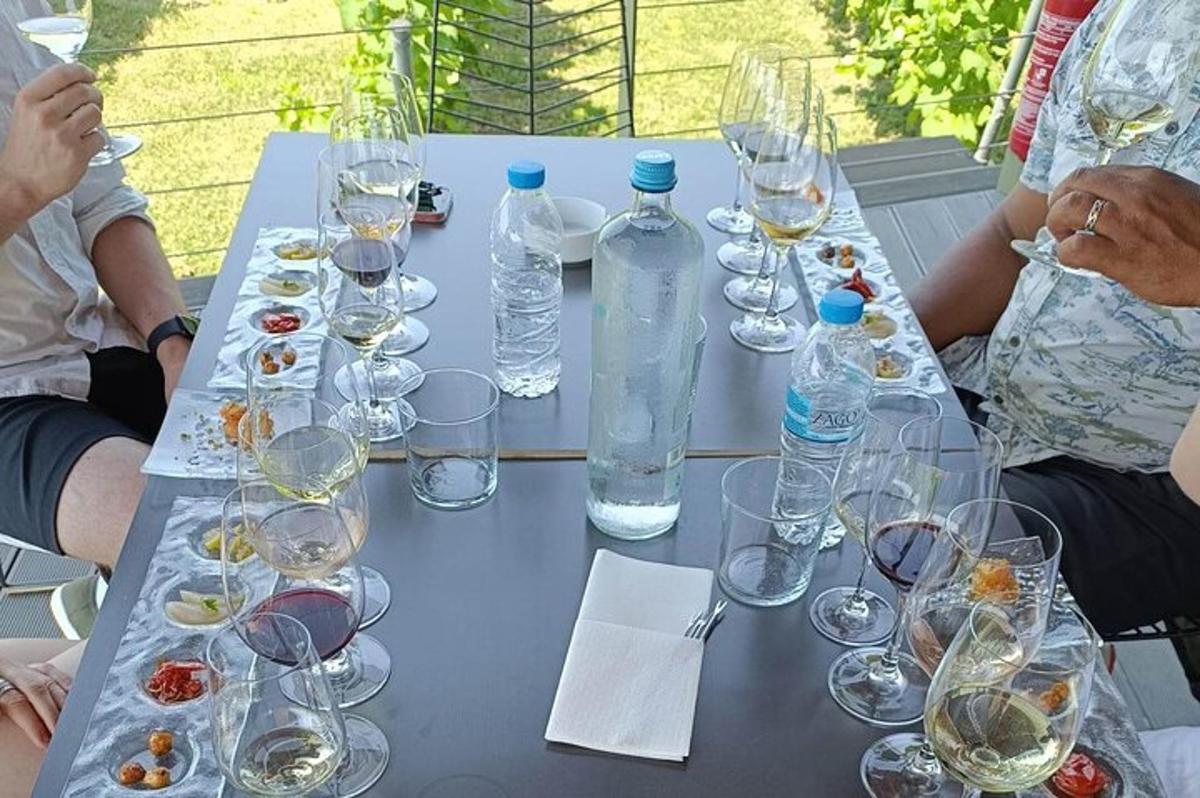 et bord dekket med glass og vannflasker