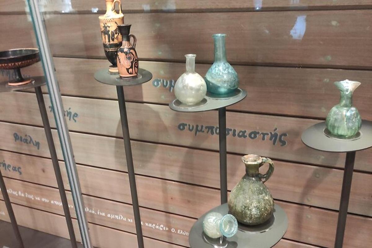 μια ομάδα αγγείων σε έκθεση σε προθήκη