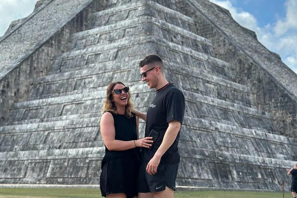 Мушкарац и жена стоје испред пирамиде