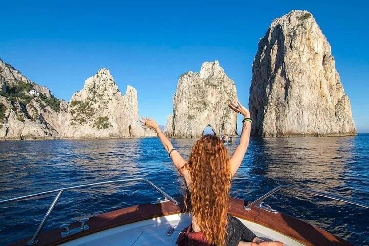 una donna su una barca in acqua con formazioni rocciose
