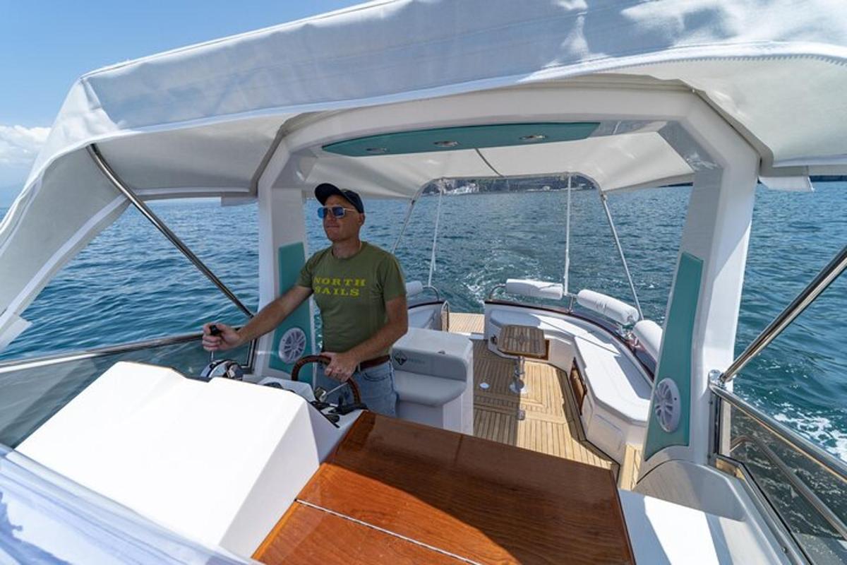 un uomo in piedi su una barca in acqua