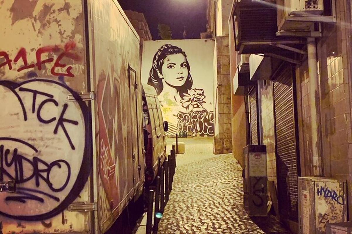 o alee cu graffiti pe lateralul unei clădiri