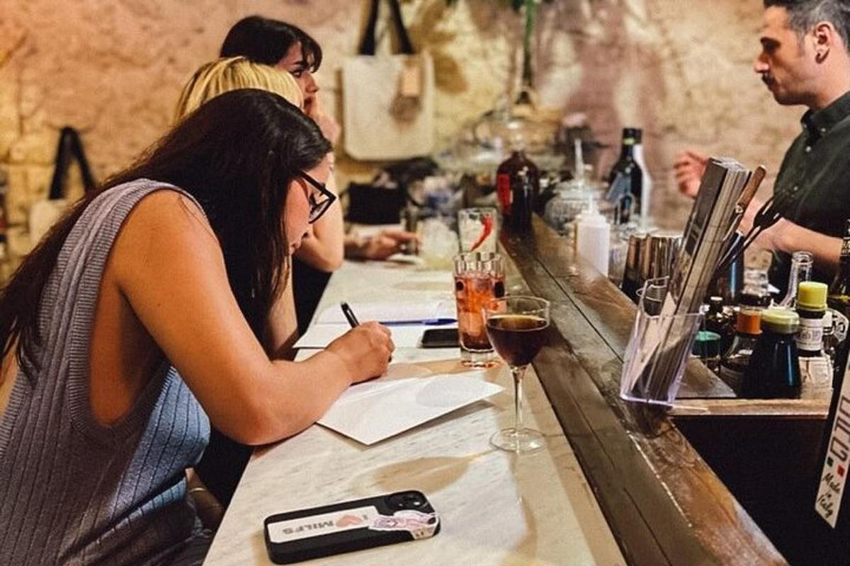una dona asseguda en un bar escrivint en un paper