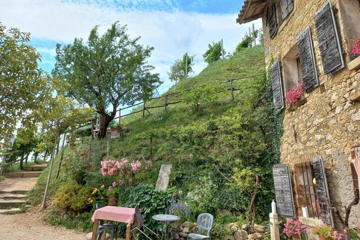 一座有鲜花和小山的石头建筑