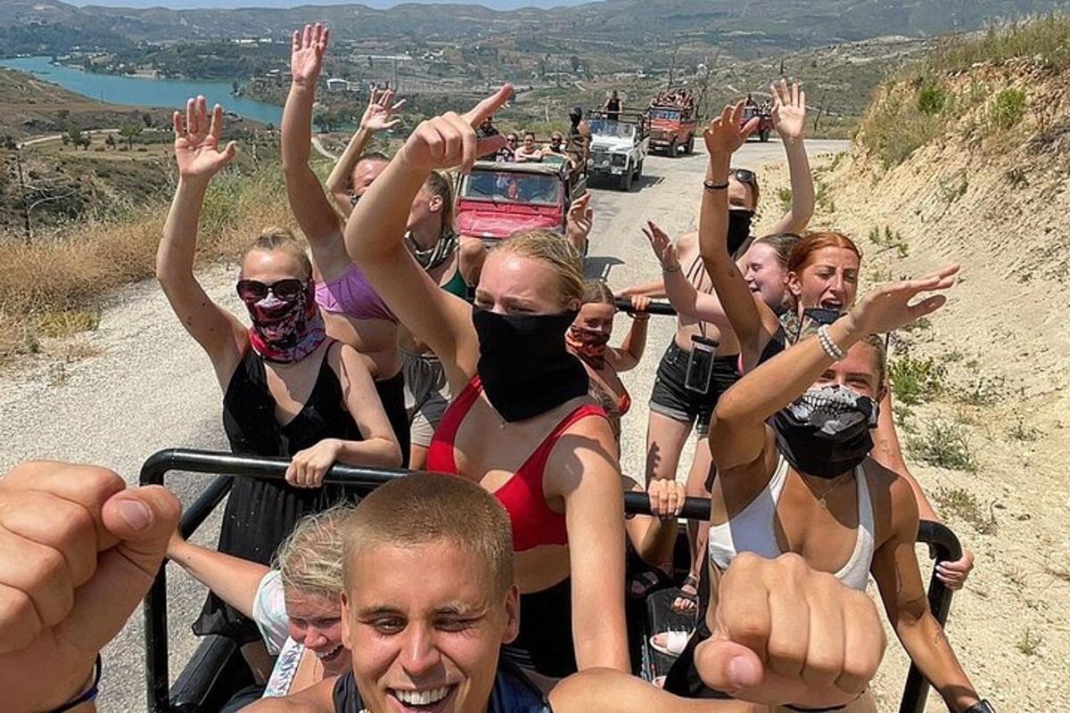grupp inimesi ujumisriietes paadis