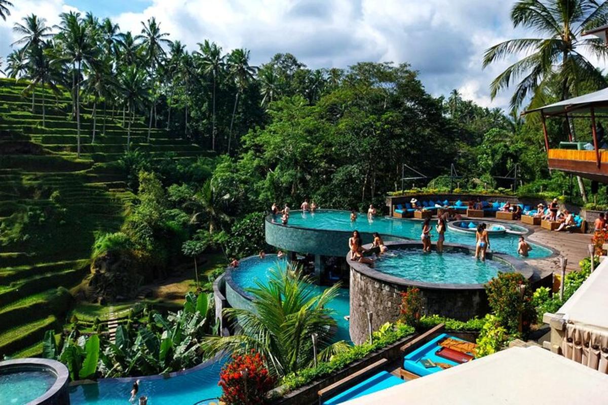 sekelompok orang di kolam renang di sebuah resor