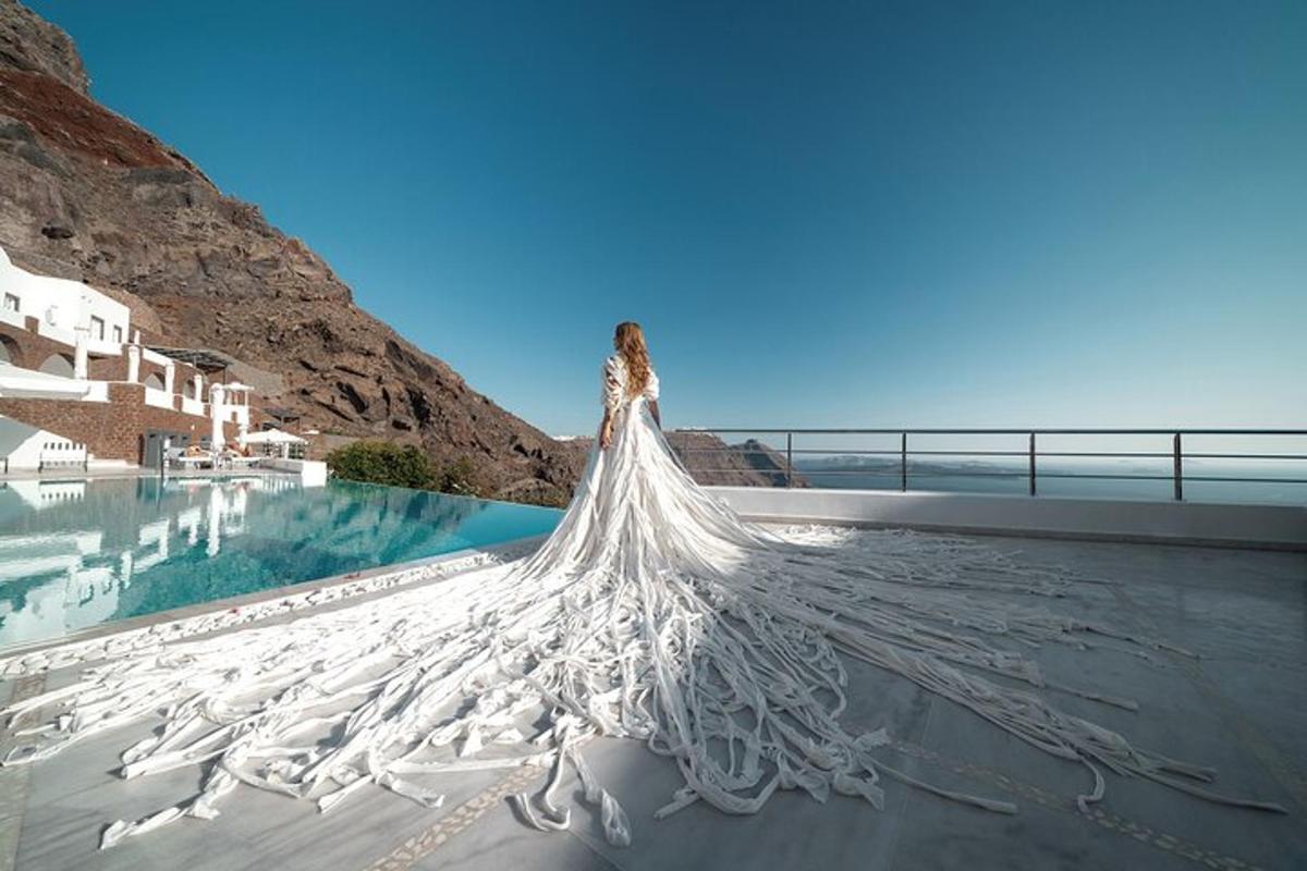 um vestido de noiva jogado no chão ao lado de uma piscina