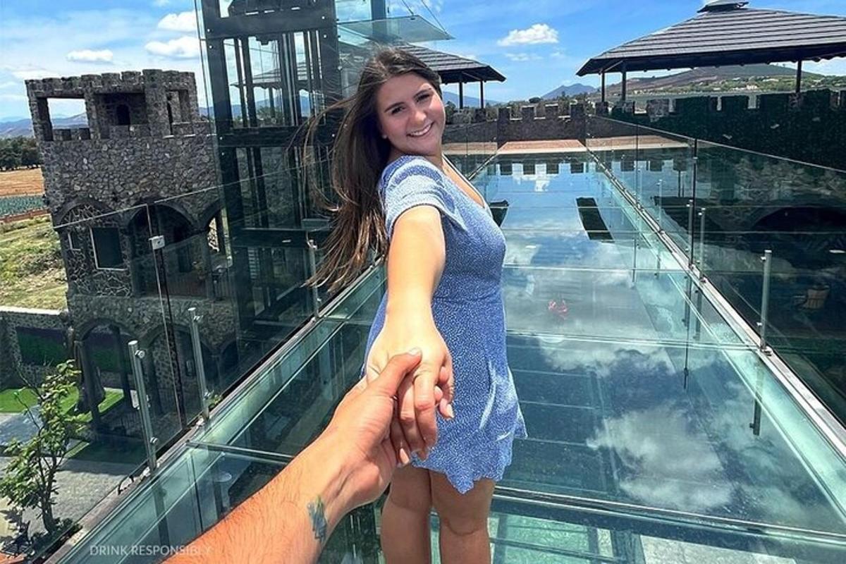 una donna in piedi in cima a un tetto di vetro