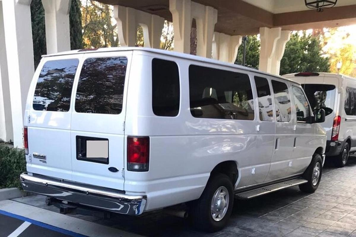 una camioneta blanca estacionada en un estacionamiento
