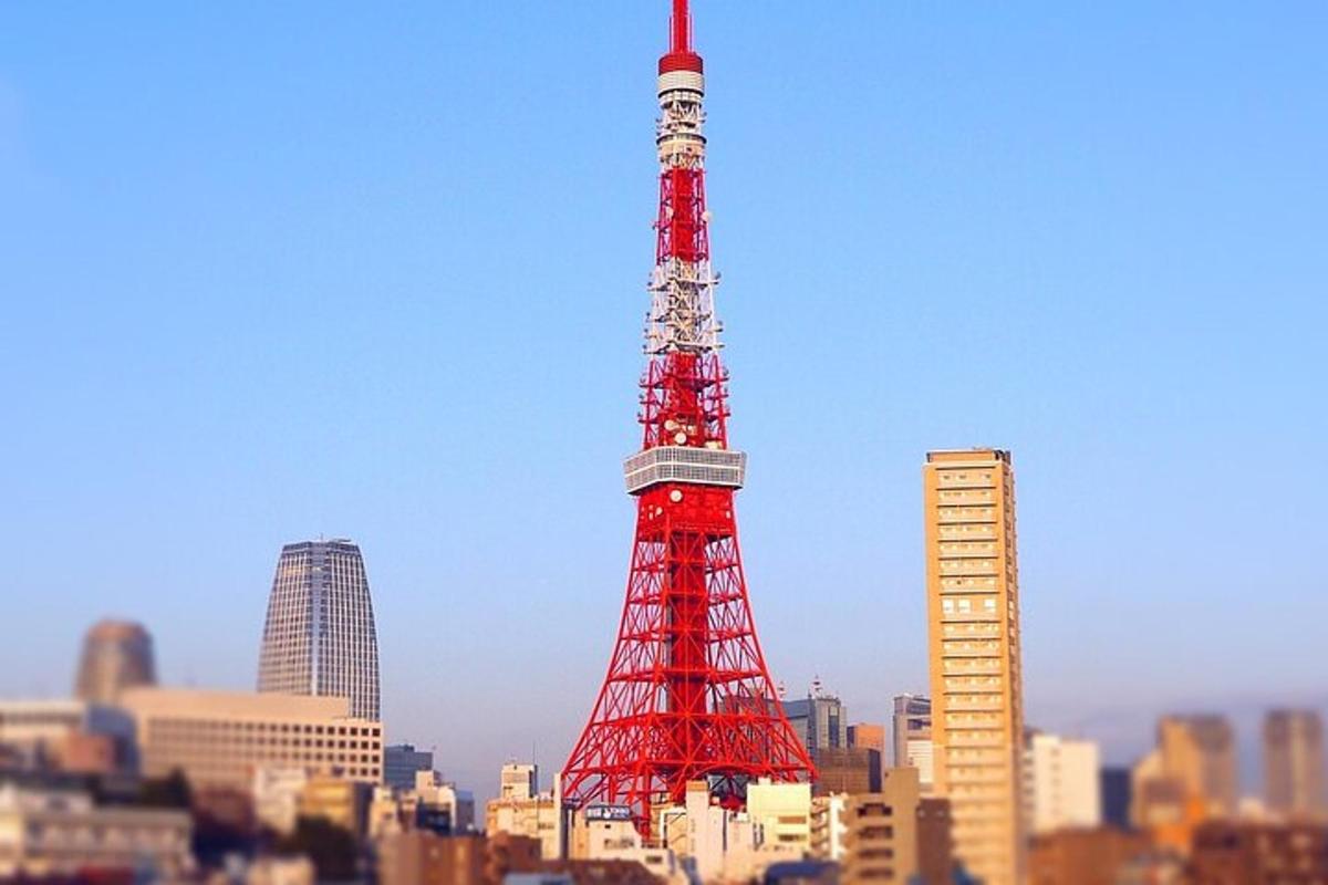 uma torre vermelha no meio de uma cidade