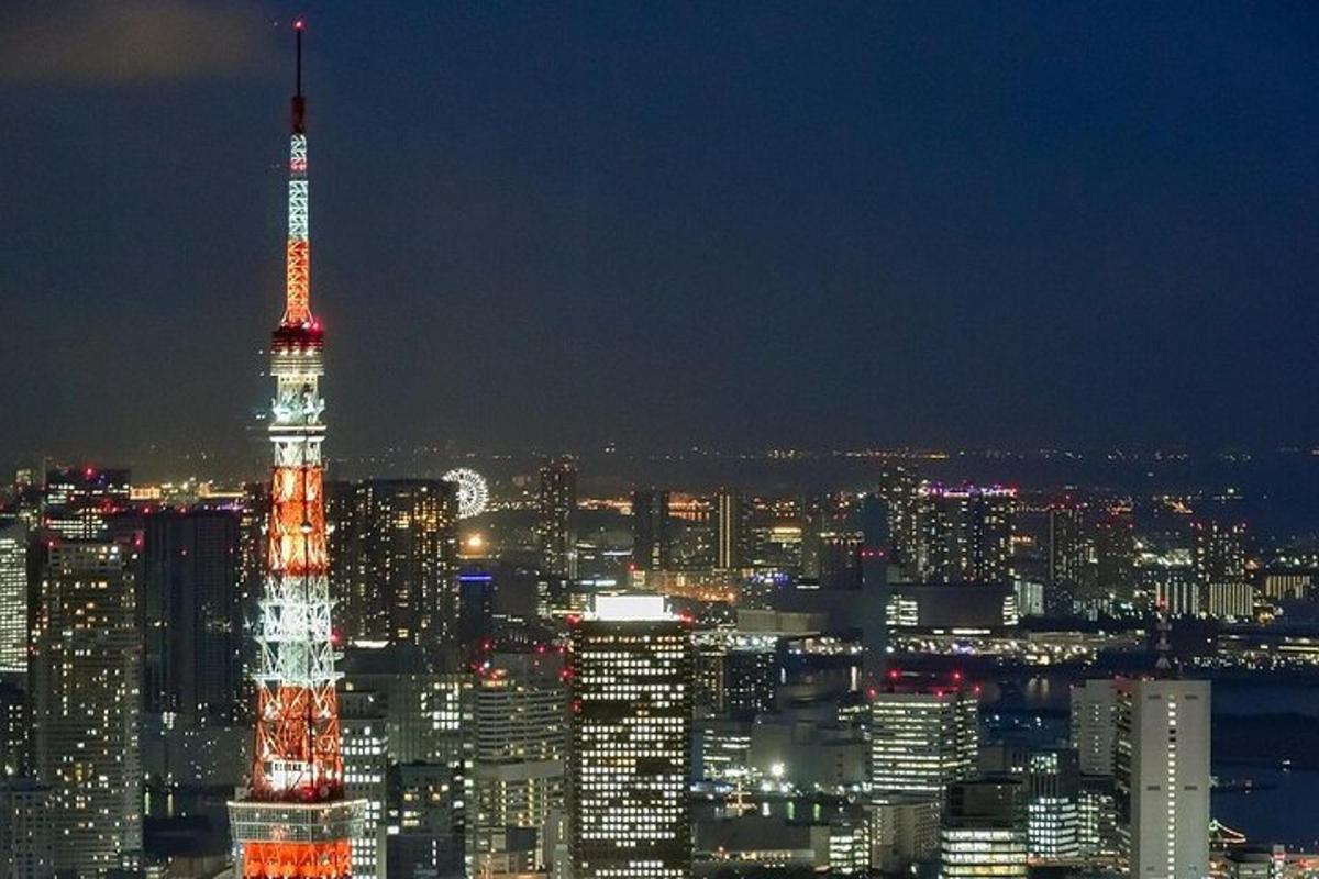 uma vista da torre de Tóquio iluminada à noite