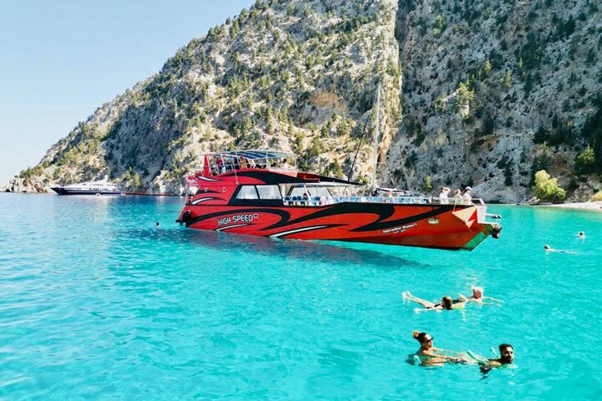 una barca in acqua con persone che nuotano dentro