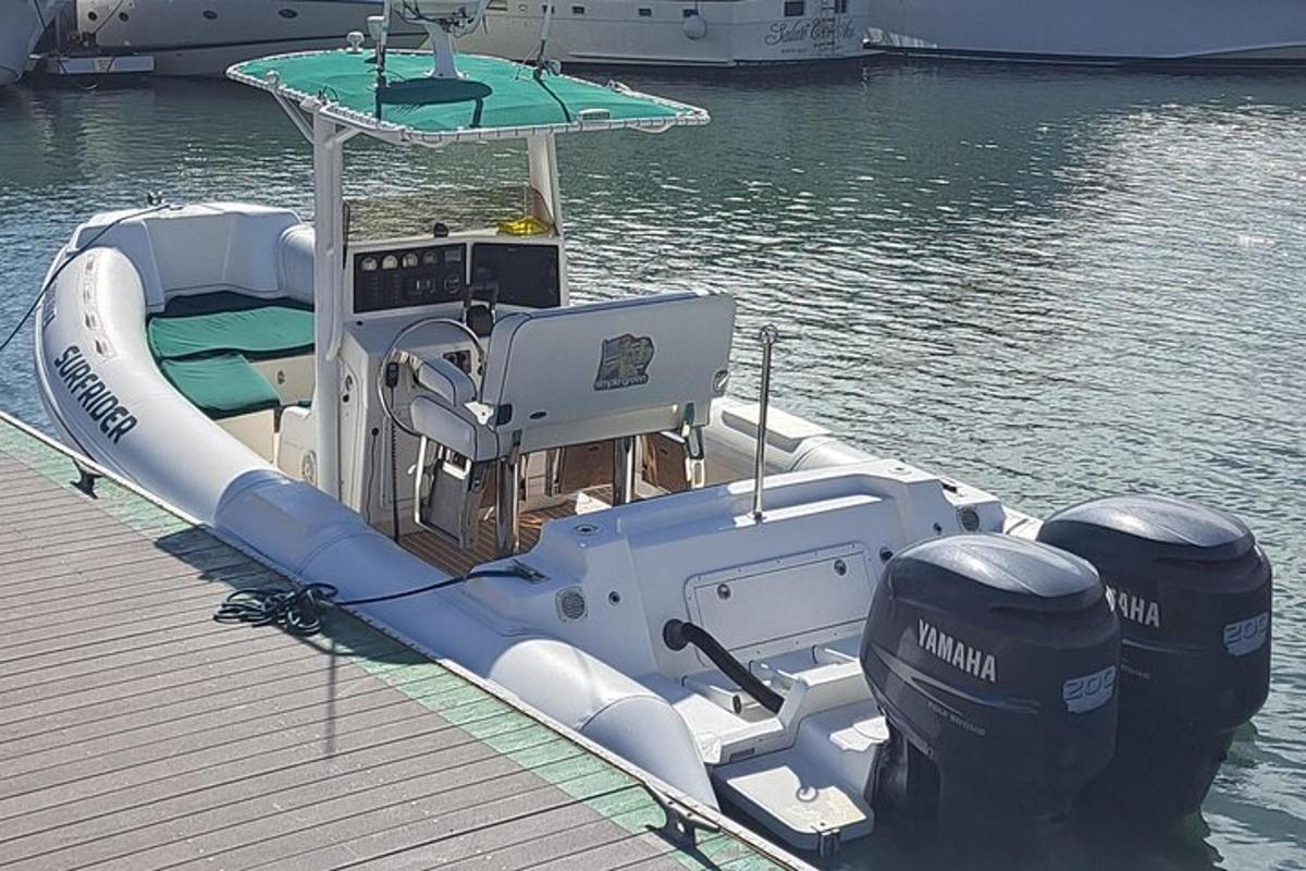 una barca è attraccata su un molo in acqua
