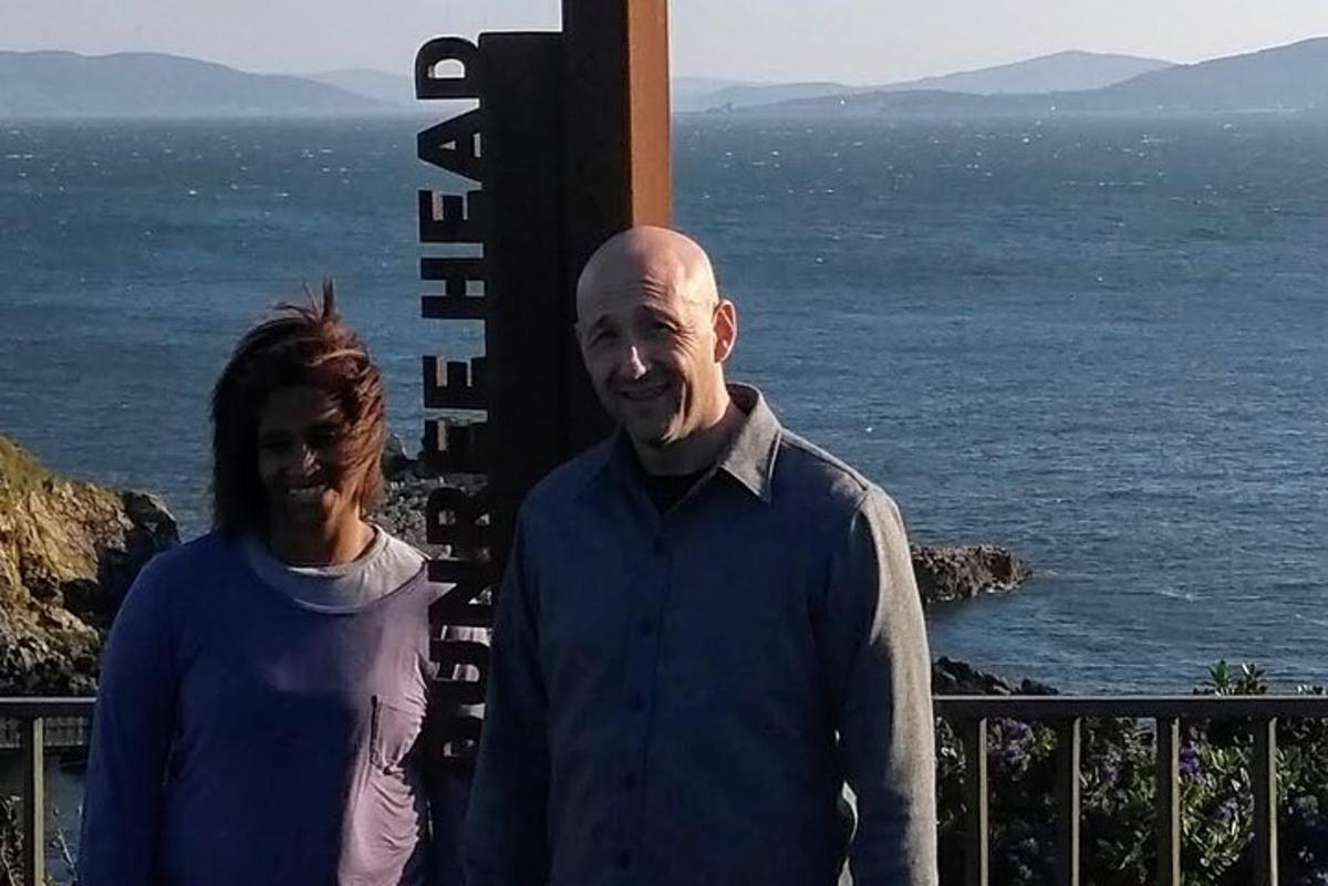 um homem e uma mulher em pé perto do oceano