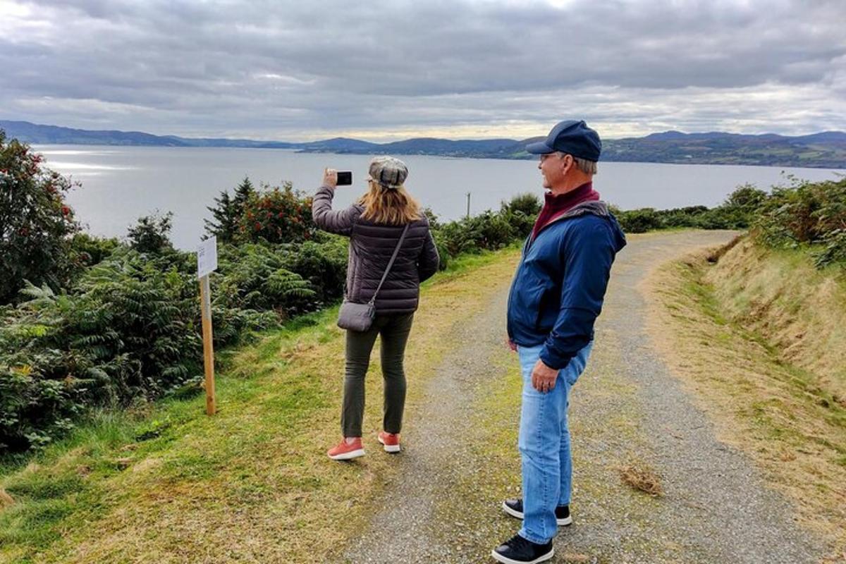Una mujer tomando una foto de un hombre con una cámara.