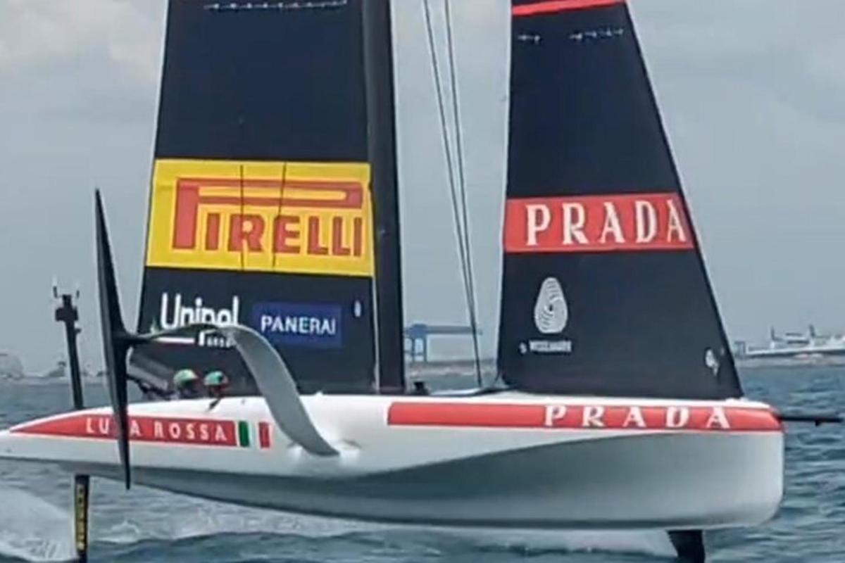 Un velero está sentado en el agua