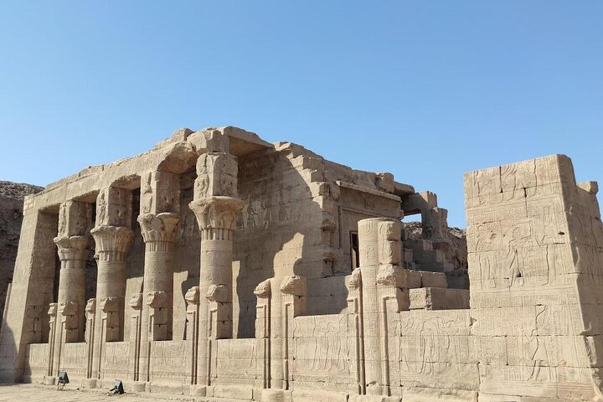 Un gran edificio con columnas en el frente.