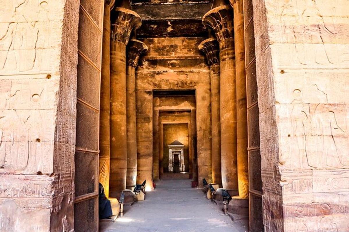 Un pasillo en un edificio de piedra con columnas.